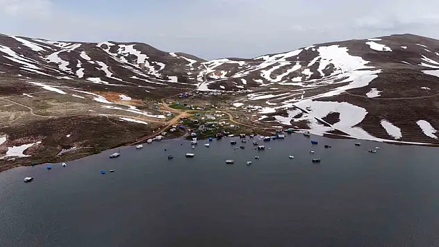 Yağışlar gölü doldurdu, karavanlar, çadırlar ve konteynerler su altında kaldı