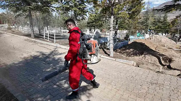 Yahyalı Belediyesi'nden bayram öncesi mezarlıklarda temizlik çalışması