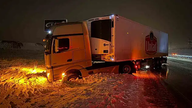 Yol buzlandı, tırlar makasladı