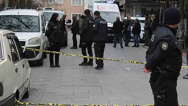 Yoldan geçenleri bıçakladı: 1'i ağır 3 yaralı