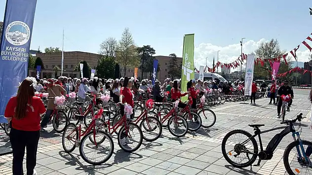 Yüzlerce anne Anneler Günü'nde pedalladı