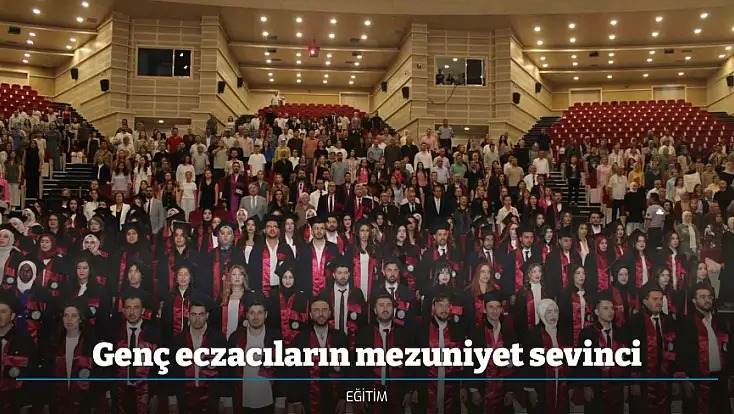 Genç eczacıların mezuniyet sevinci