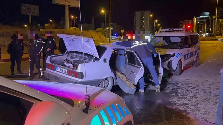 'Dur' ihtarına uymayan otomobil sürücüsü polis otosuna çarptı: 2 polis memuru yaralı