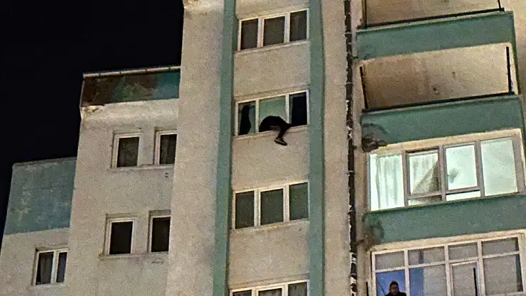 14. katın penceresine çıkan şahıs ikna sonucu indirildi