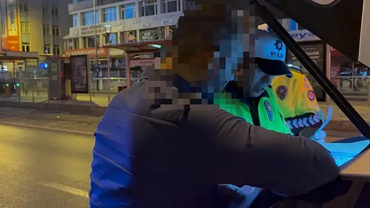 Alkollü sürücü ters yönden ilerleyerek, servis aracına çarptı