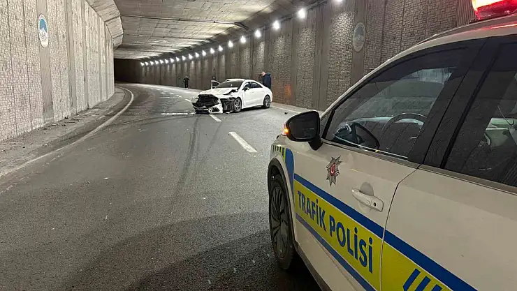 Alkollü sürücünün karıştığı kazada lüks otomobil pert oldu