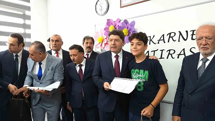 Bakan Tunç, çocukların karne heyecanına ortak oldu
