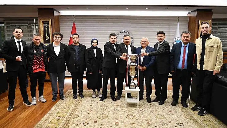 Başkan Büyükkılıç'a Sesi Görenler 1. Ligi'nde kazanılan şampiyonluk kupası takdim edildi