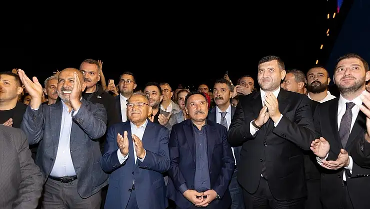 Başkan Büyükkılıç, Ahmet Şafak konserinde Kayserililerin coşkusuna ortak oldu