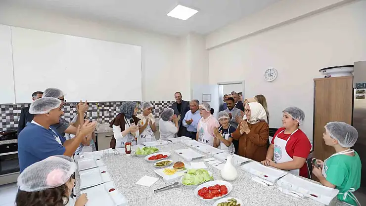 Başkan Büyükkılıç, Engelsiz Yaşam Merkezi'nde özel çocuklarla birlikte hamburger yaptı