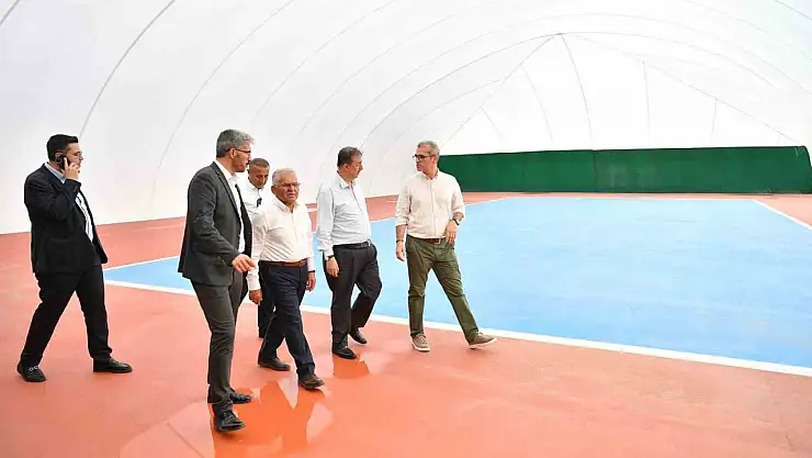 Başkan Büyükkılıç üzeri kapatılan tenis kortları çalışmalarını inceledi