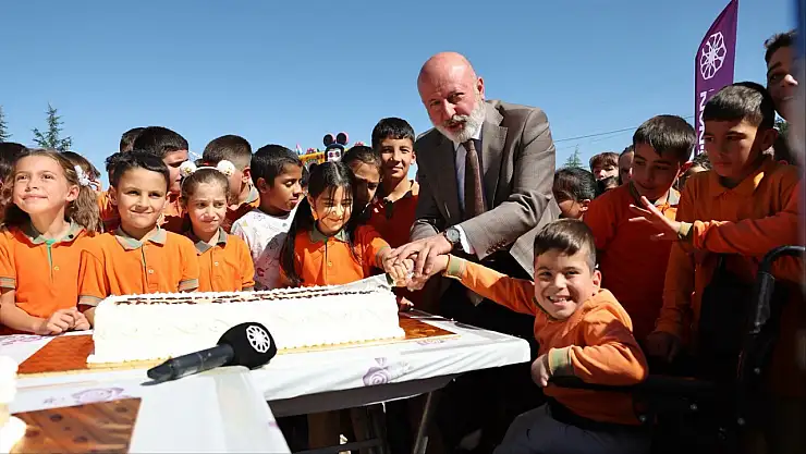 Başkan Çolakbayrakdar: 'Her çocuk bir tebessümle dünyayı güzelleştirir'