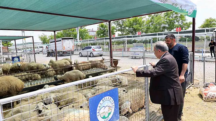 Başkan Yalçın'dan kurban pazarı ziyareti: 'Bu alan hem emeğin hem duaların buluşma noktası'