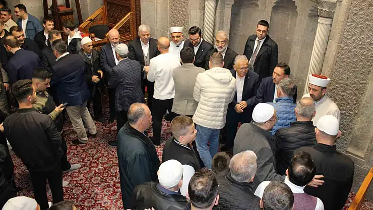 Bayram namazında camler doldu taştı