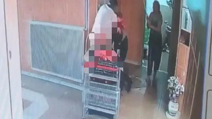 Bina görevlisini eşinin yanında defalarca bıçaklamış