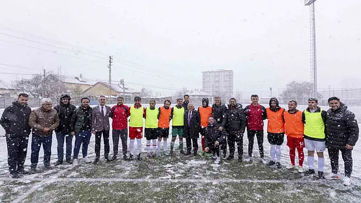 Büyükkılıç, Görme Engelliler B1 Futbol Milli Takımı'nın Kayseri Kampı'nı ziyaret etti