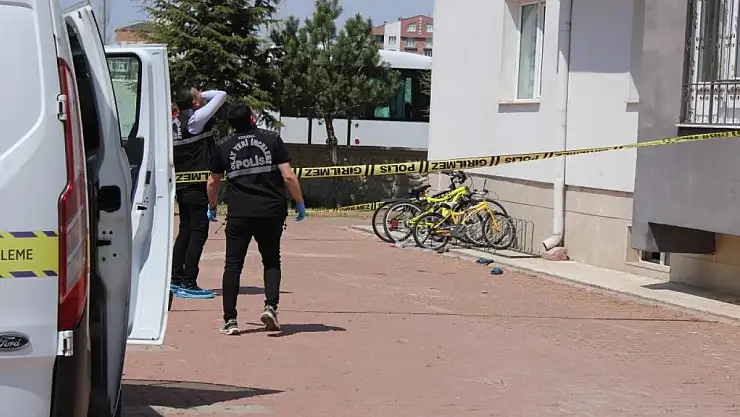 Cam silerken 4'üncü kattan düşerek ağır yaralanan kadın hayatını kaybetti