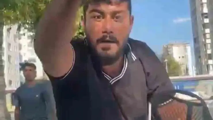 Cam silme bahanesiyle aracın kaputuna yatıp zorla para istemişti, tutuklandı