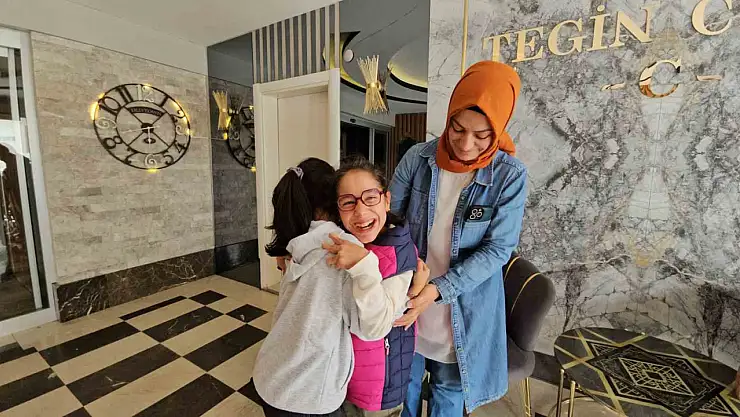 Cumhurbaşkanı Erdoğan'ın akülü tekerlekli sandalye hediye ettiği engelli kızlar bayrama mutlu girdi