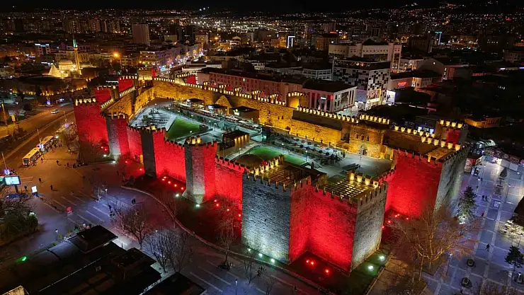Cumhuriyet meydanı, otizm farkındalık rengi ile ışıklandırıldı