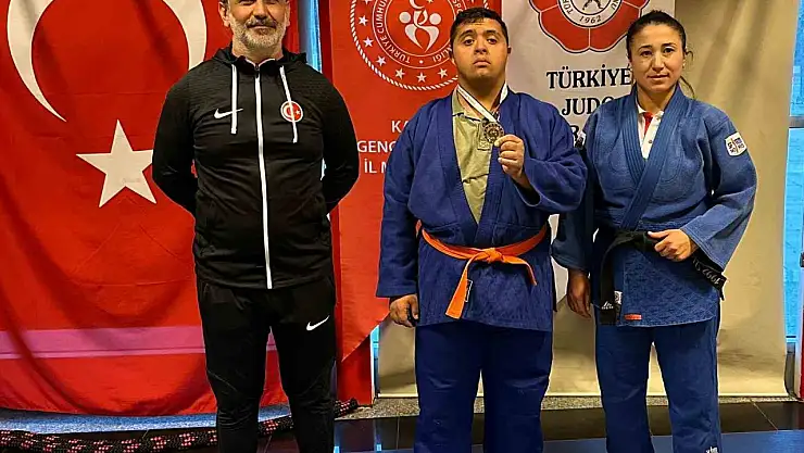 Down Sendromlu Samet şampiyon oldu