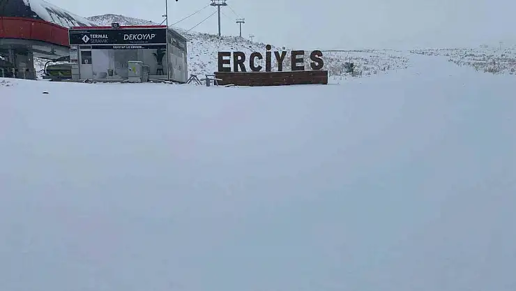 Erciyes güne beyaz örtüyle uyandı