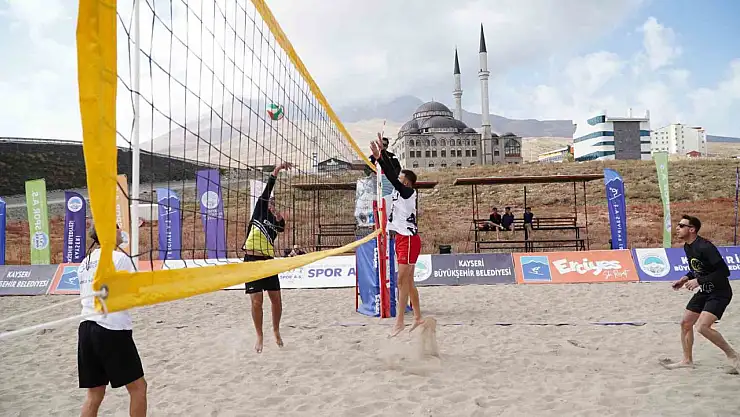 Erciyes'te en havalı voleybol turnuvası başladı