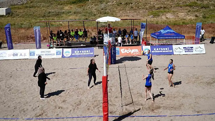 Erciyes'te plaj voleybol turnuvası tamamlandı