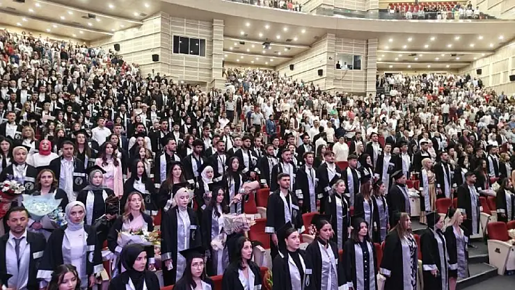 ERÜ'de genç iletişimciler mezun oldu