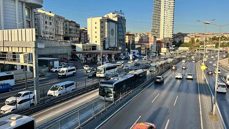 Esenyurt'ta metrobüsün tekerlekleri fırladı: Faciadan dönüldü