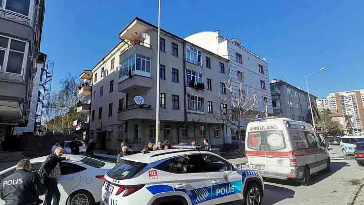 Genç kız annesini defalarca bıçaklayarak öldürdü
