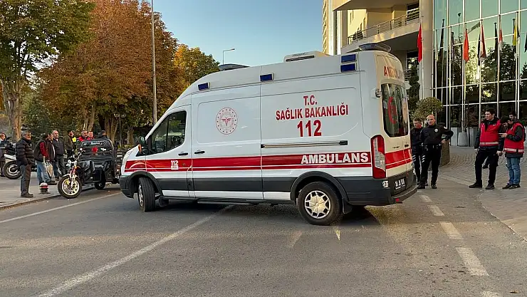 Genci bıçaklayan 2 kişi, kaçarken düşüp yaralandı