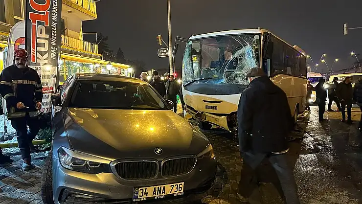 İşçi servisi ışıkta bekleyen 5 araca çarptı: 7 yaralı