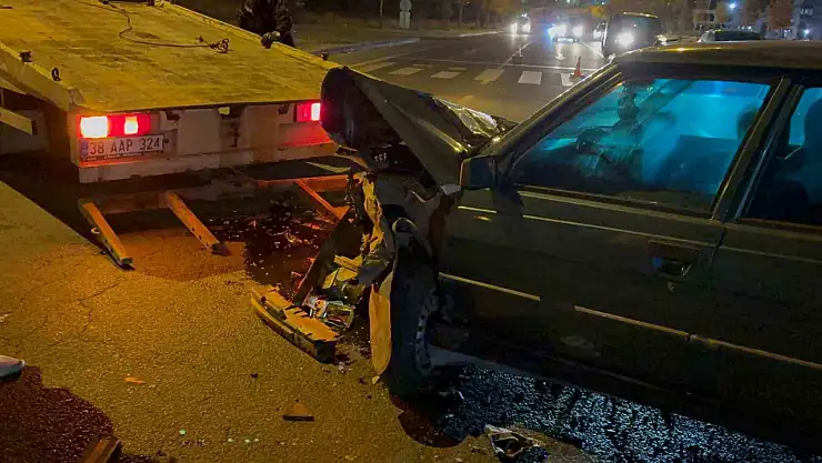 Kavşakta otomobile çarptı, karşı yola geçti: 2 yaralı