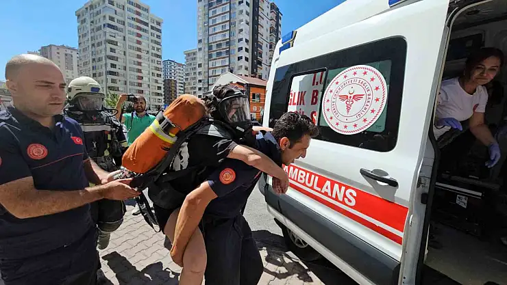 Kayseri'de 14 katlı binadaki yangın söndürüldü: 30 kişi tahliye edildi