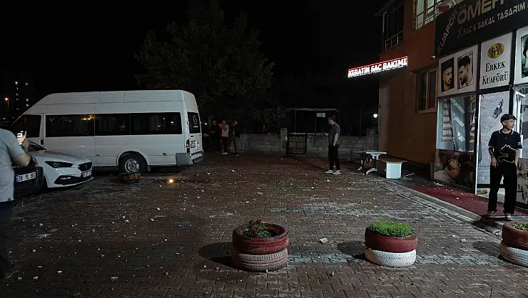 Kayseri'de apartmanın çatısına yıldırım düştü, park halindeki araçlar zarar gördü