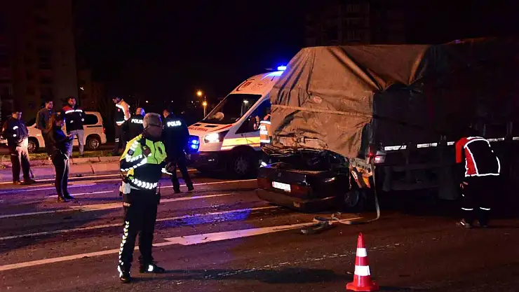 Kayseri'de Fiat Tofaş marka araç tırın altına girdi, kağıt gibi ezildi: 1 ölü