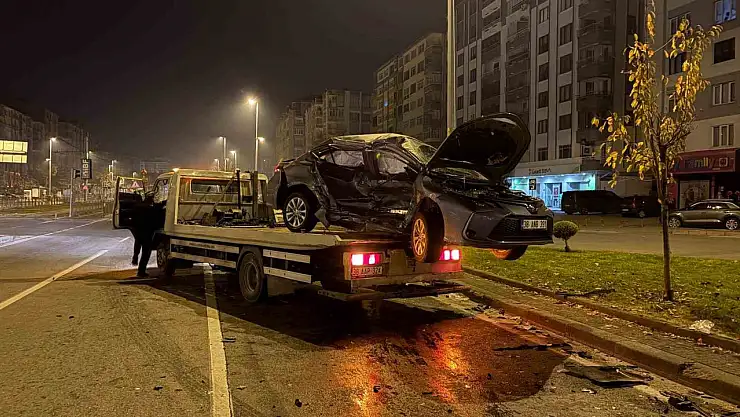 Kayseri'de iki otomobil çarpıştı: 1'i ağır 3 yaralı