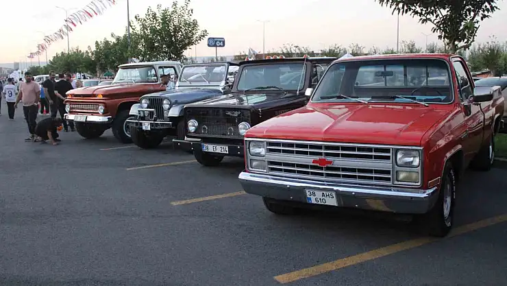 Kayseri'de klasik otomobiller sahne aldı