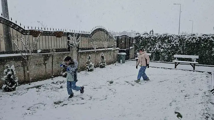 Kayseri'de lapa lapa kar yağdı
