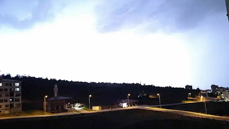 Kayseri'de şimşekler geceyi aydınlattı