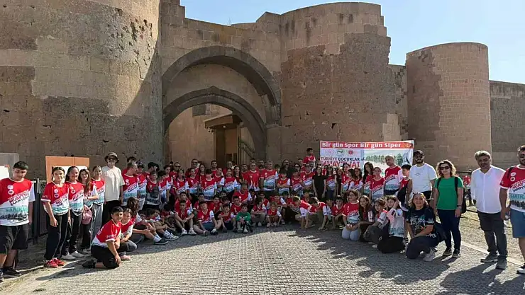 Kayseri Muaythai Takımı Kars'ta madalyaları topladı