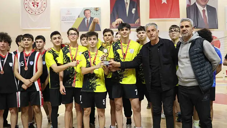 Kayseri Okul Sporları Voleybol Genç Erkekler müsabakaları tamamlandı