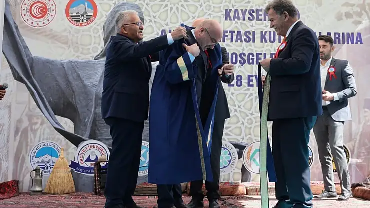 KAYÜ Rektörü Karamustafa'ya '2025 Yılı Ahilik Özel Ödülü' verildi