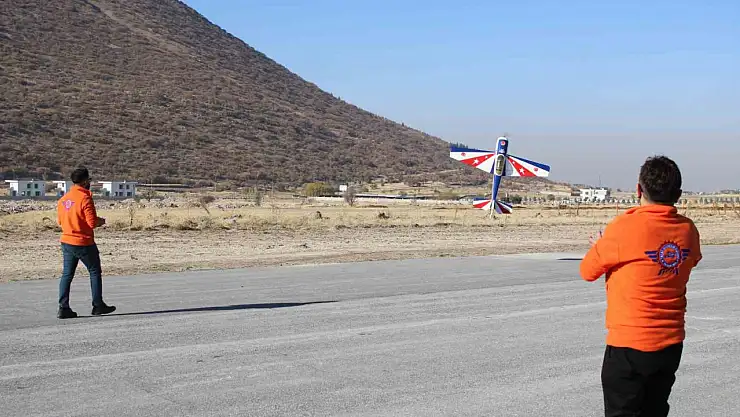 Kendi ürettikleri model uçakla hedef 100 kilometre uçmak