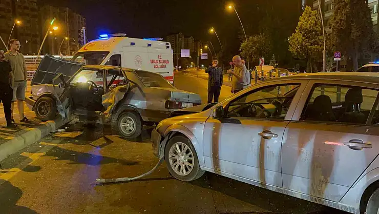 Kuş türü araba ortadan büküldü: 3 yaralı