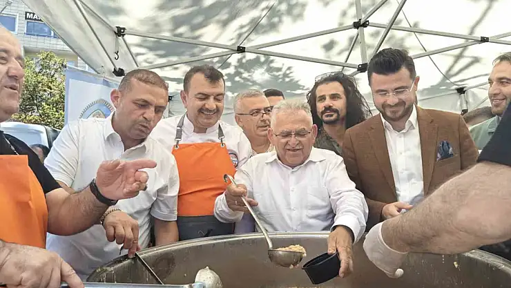 Lokantacılar Odası'ndan 10 bin kişiye aşure