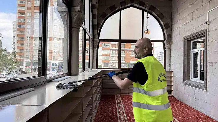Melikgazi Belediyesi'nden bayram öncesi kapsamlı cami ve mezarlık temizliği