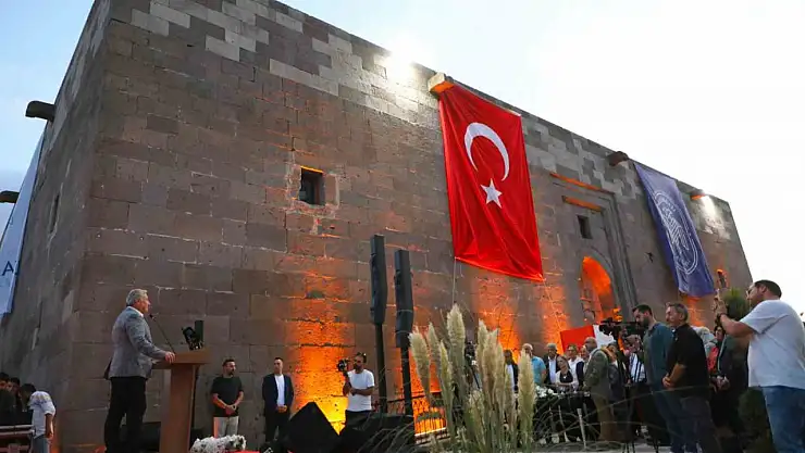 Melikgazi Belediyesi'nin Kumaştan Hikayeler Sergisi unutulmaz anlara tanıklık etti