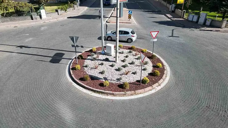 Melikgazi'de kuru peyzaj ile ilçe renklenirken tasarruf da sağlanıyor